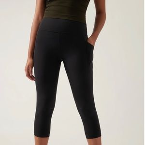 Athleta, salutation stash capri leggings